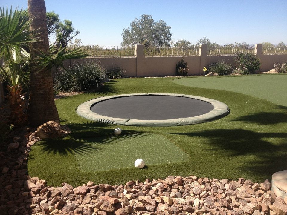Design ideas for a mid-sized southwestern backyard gravel landscaping in Phoenix.