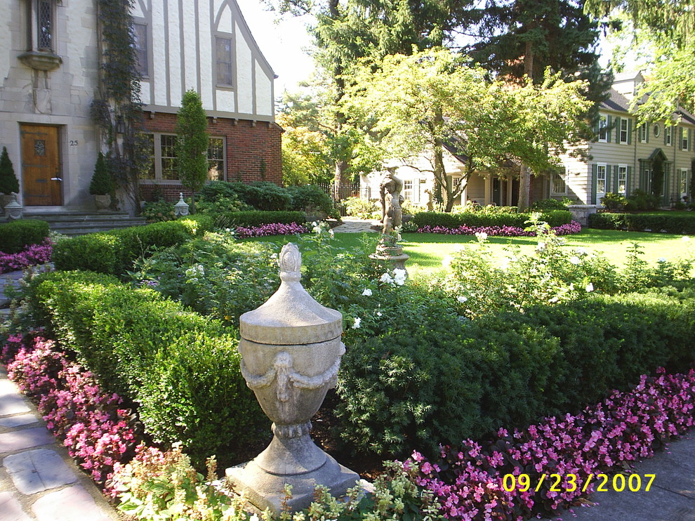 Immagine di un grande giardino formale vittoriano davanti casa con un ingresso o sentiero