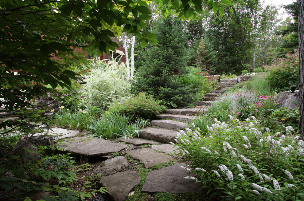 Esempio di un giardino formale rustico esposto in pieno sole nel cortile laterale in estate con un ingresso o sentiero e pavimentazioni in pietra naturale