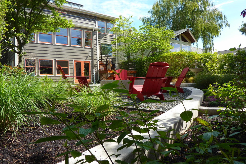 Exemple d'un jardin arrière tendance de taille moyenne et l'été avec un foyer extérieur, une exposition partiellement ombragée et du gravier.