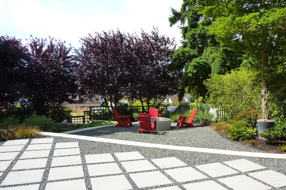 Idées déco pour un jardin arrière contemporain de taille moyenne et l'été avec un foyer extérieur, une exposition partiellement ombragée et des pavés en béton.