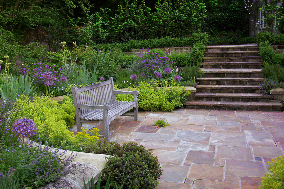 Ispirazione per un giardino classico con pavimentazioni in pietra naturale e scale