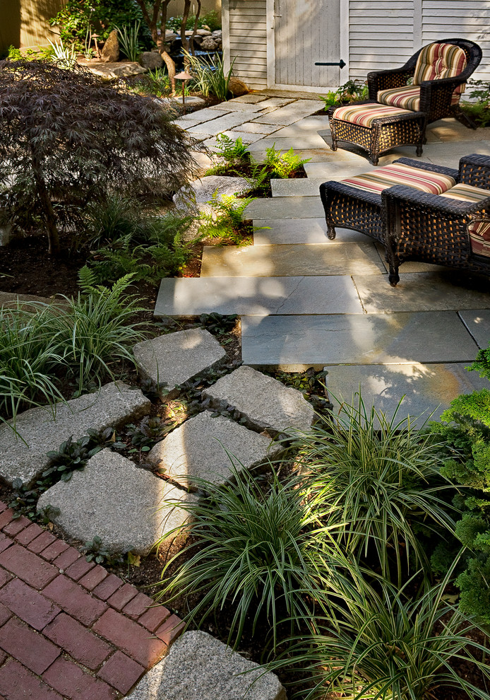 Immagine di un piccolo giardino classico esposto in pieno sole dietro casa in primavera con un ingresso o sentiero e pavimentazioni in mattoni