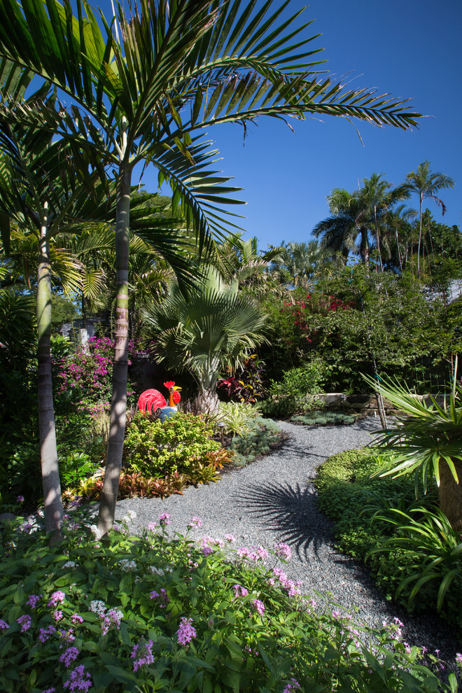 Idéer för att renovera en liten tropisk trädgård i delvis sol längs med huset