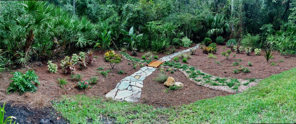 Idées déco pour un grand jardin arrière contemporain avec une exposition partiellement ombragée et des pavés en pierre naturelle.