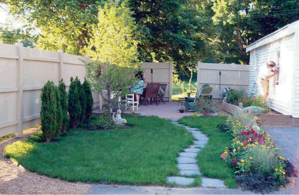 Foto på en liten vintage trädgård i delvis sol på sommaren, med en trädgårdsgång och marksten i betong