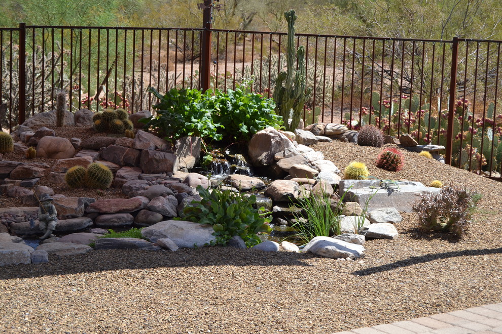 Идея дизайна: большой солнечный сад с прудом на заднем дворе в стиле фьюжн с хорошей освещенностью