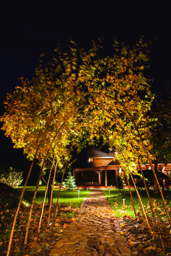Klassisk inredning av en trädgård, med naturstensplattor på hösten