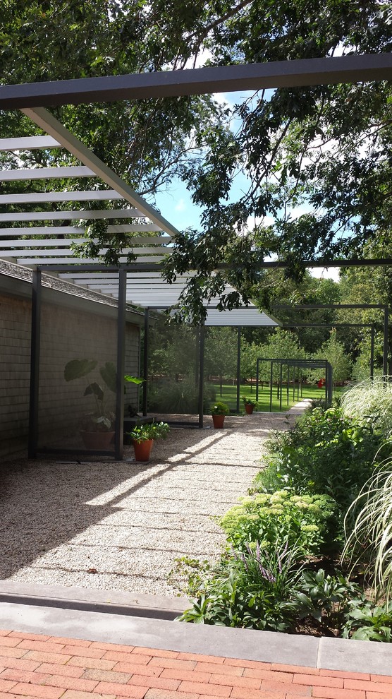Inspiration för stora moderna trädgårdar i full sol på sommaren, med en trädgårdsgång och naturstensplattor