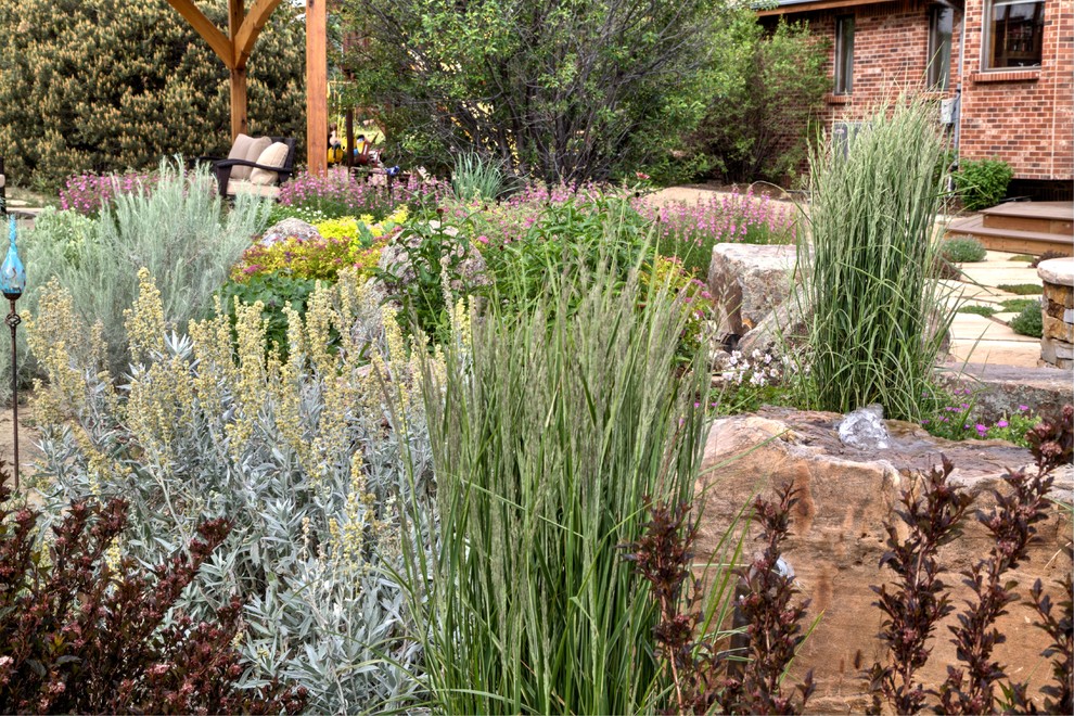 Idee per un grande giardino classico esposto in pieno sole dietro casa con pavimentazioni in pietra naturale