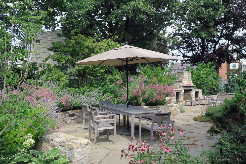 Halbschattiger Rustikaler Garten im Sommer, hinter dem Haus mit Feuerstelle und Natursteinplatten in Bridgeport