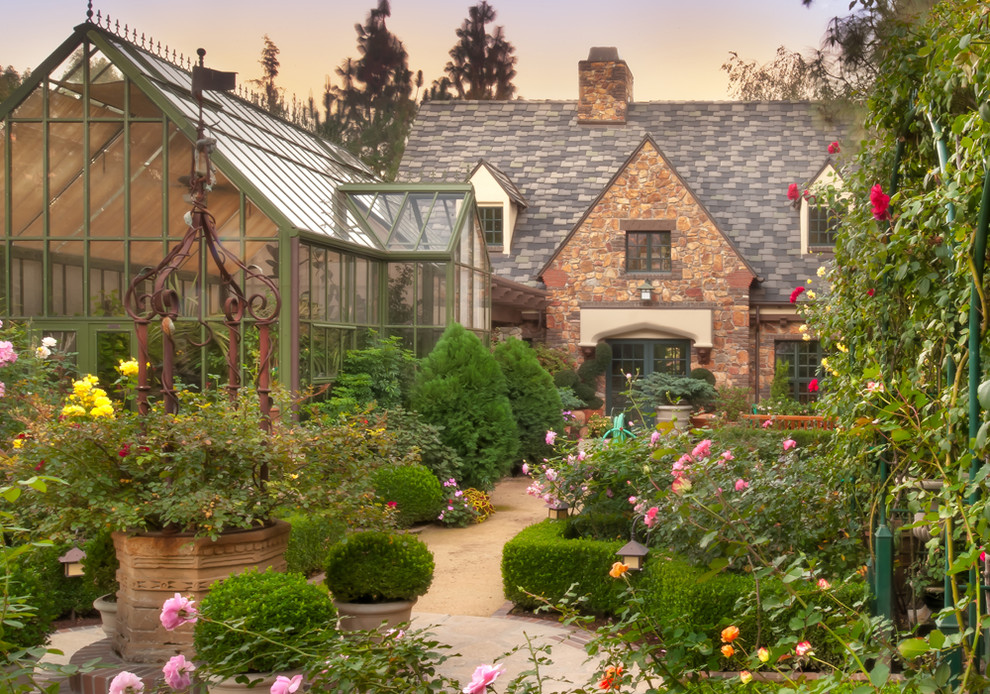 Design ideas for a victorian backyard landscaping in Los Angeles.