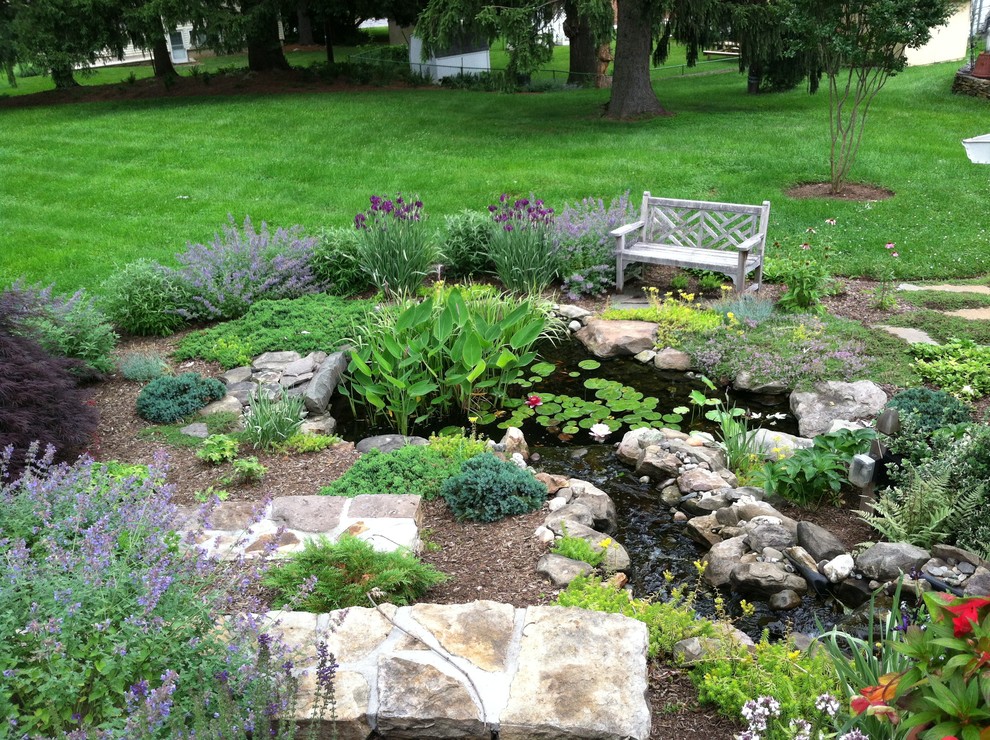 На фото: сад с прудом на склоне в классическом стиле