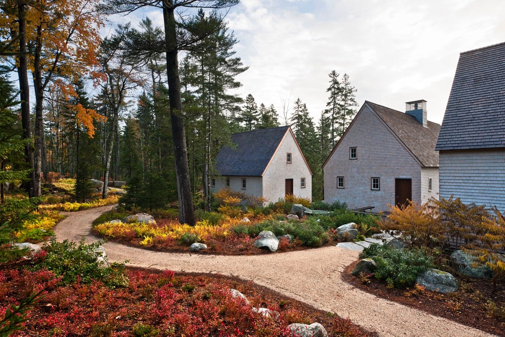 На фото: осенний участок и сад в стиле кантри с покрытием из гравия и садовой дорожкой или калиткой с