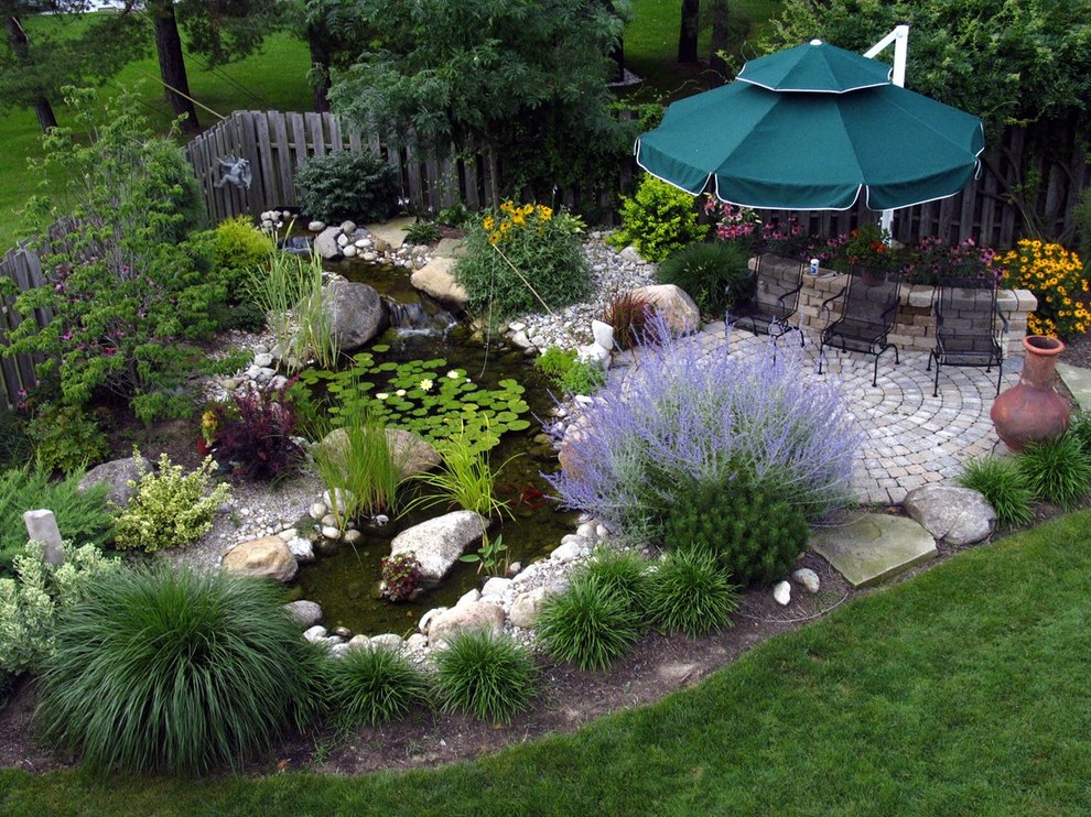 Свежая идея для дизайна: солнечный, весенний сад с прудом среднего размера на заднем дворе в стиле фьюжн с хорошей освещенностью и покрытием из каменной брусчатки - отличное фото интерьера