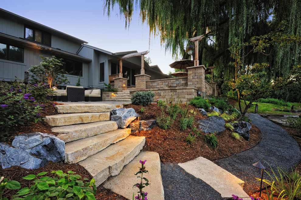 Стильный дизайн: большой регулярный сад на склоне в стиле рустика с садовой дорожкой или калиткой и покрытием из каменной брусчатки - последний тренд