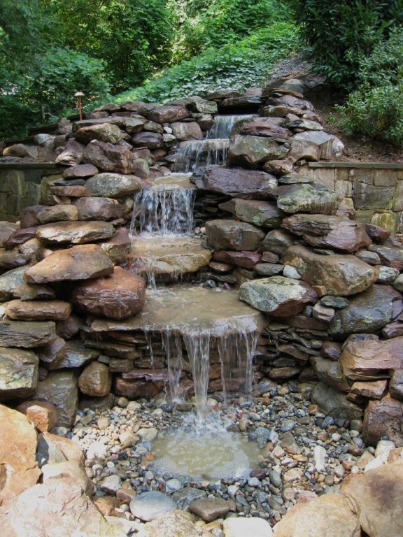 Mittelgroßer, Halbschattiger Klassischer Garten hinter dem Haus mit Wasserspiel und Natursteinplatten in Washington, D.C.