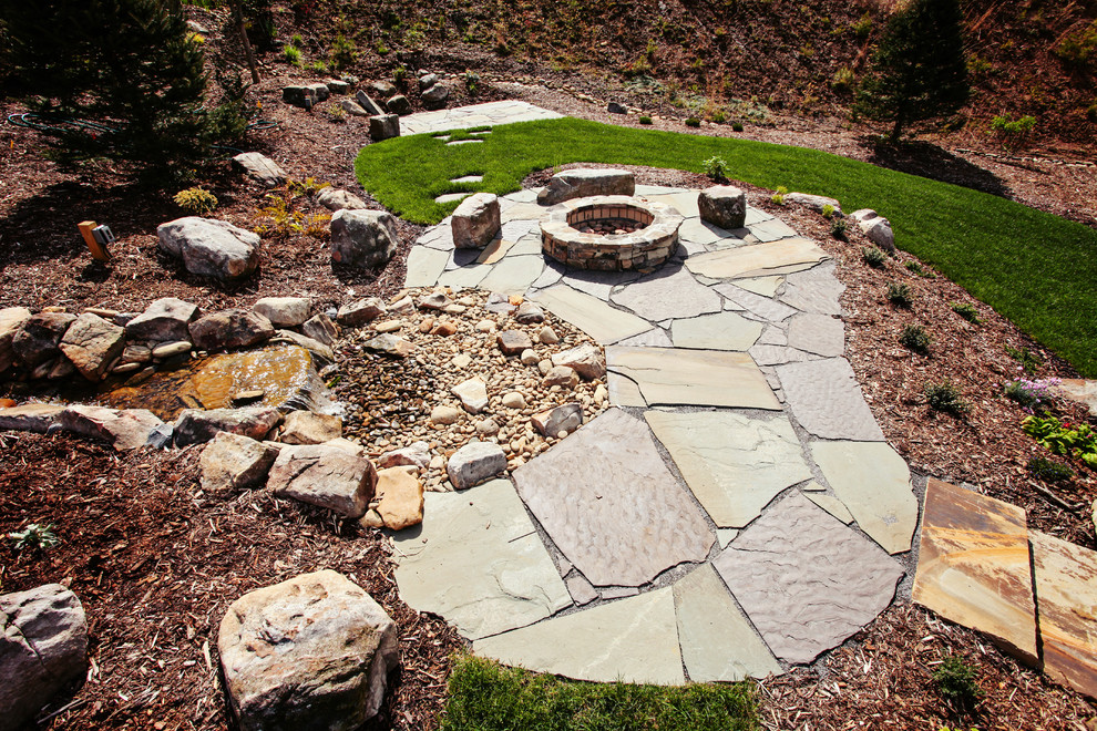 Idee per un giardino classico esposto in pieno sole di medie dimensioni e dietro casa con un focolare e pavimentazioni in pietra naturale