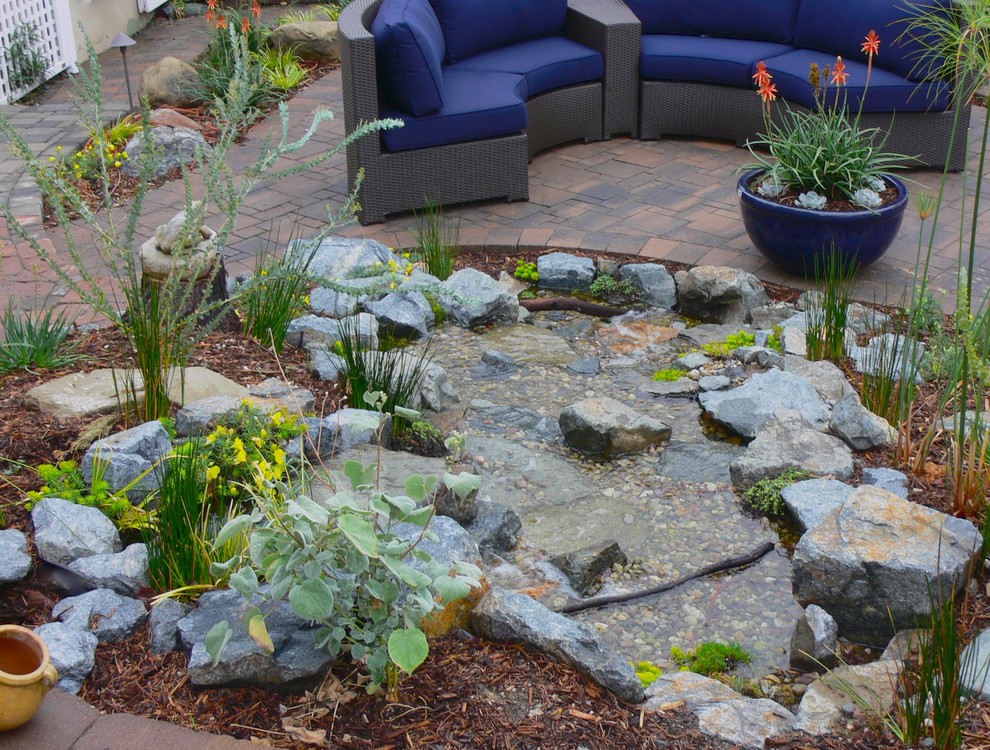 Foto di un giardino design esposto in pieno sole di medie dimensioni e dietro casa in primavera con pavimentazioni in cemento