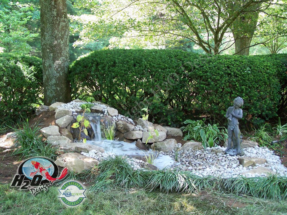 Esempio di un grande giardino eclettico dietro casa con fontane e pavimentazioni in pietra naturale