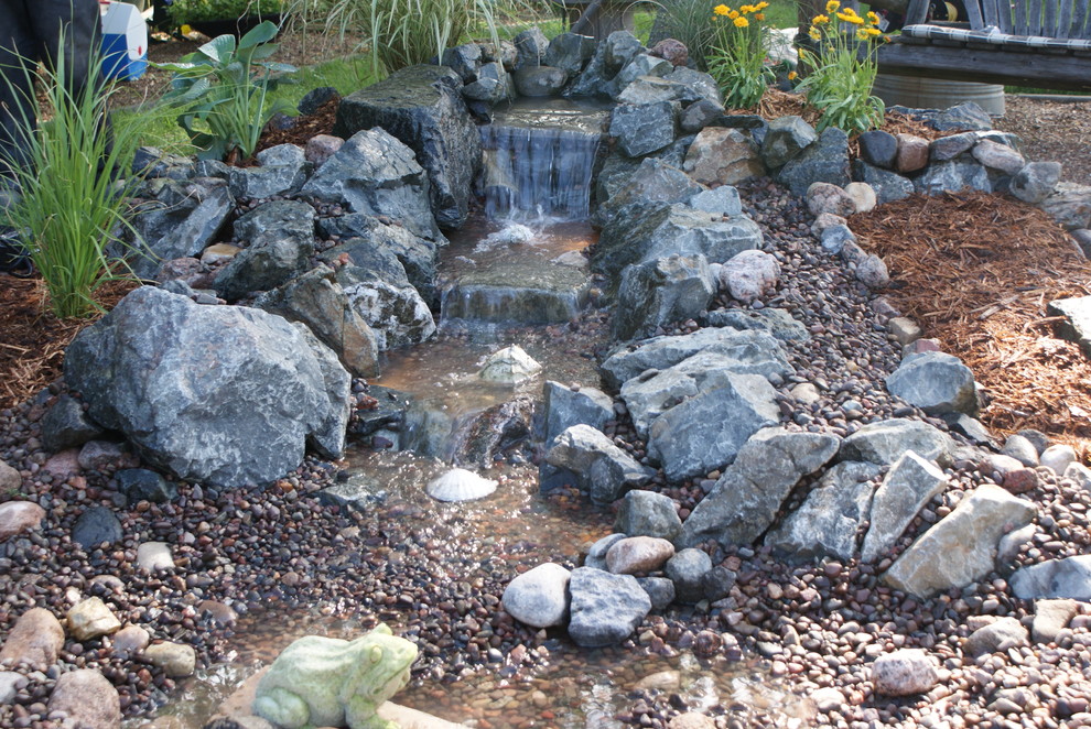 Пример оригинального дизайна: тенистый, осенний участок и сад среднего размера на заднем дворе в классическом стиле с покрытием из каменной брусчатки