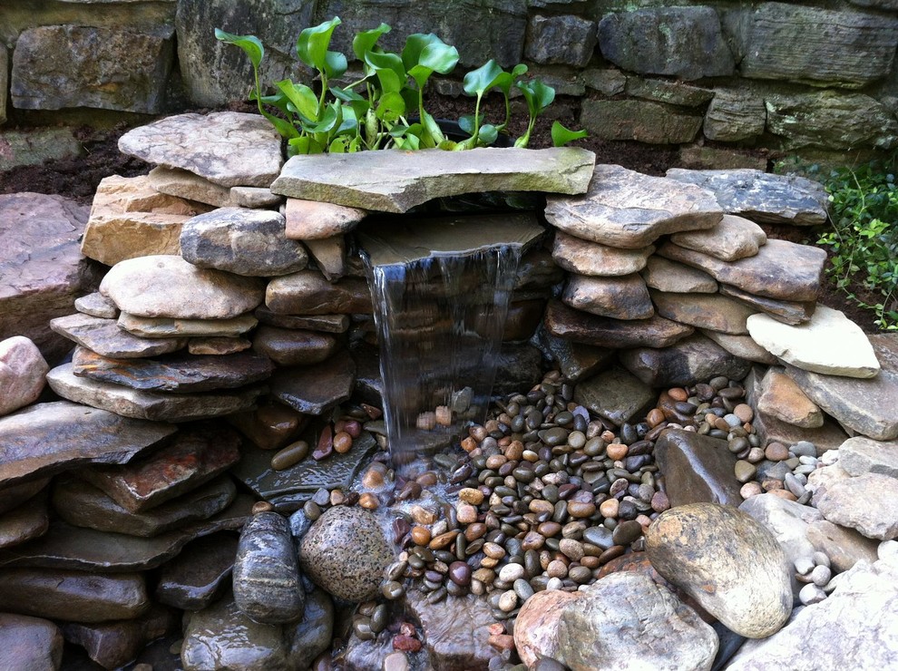 Свежая идея для дизайна: маленький садовый фонтан на заднем дворе в современном стиле с полуденной тенью и мульчированием для на участке и в саду - отличное фото интерьера