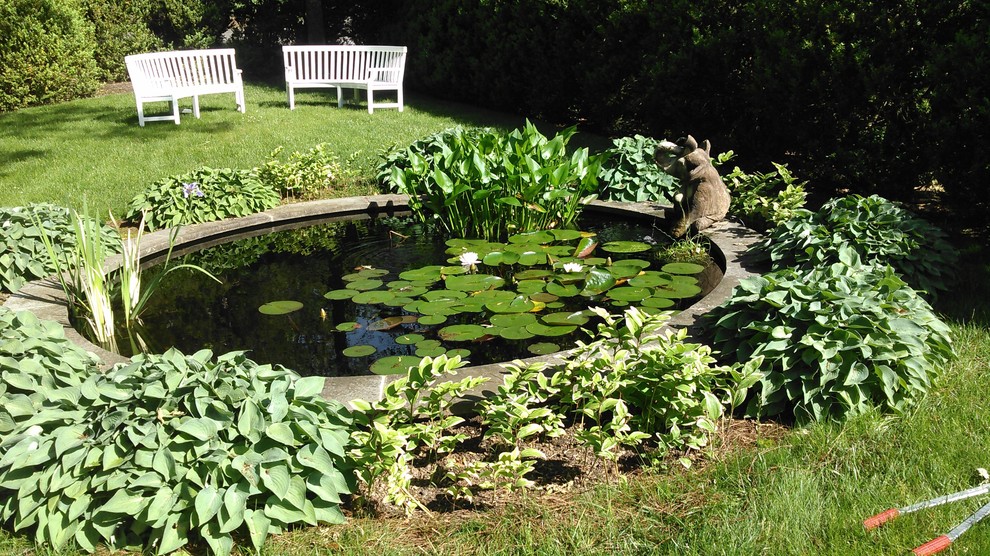 Immagine di un grande giardino chic esposto in pieno sole dietro casa