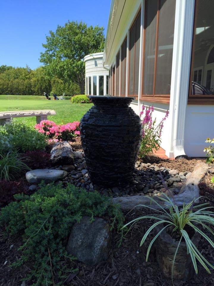 Idéer för att renovera en stor vintage bakgård på våren, med en fontän och naturstensplattor