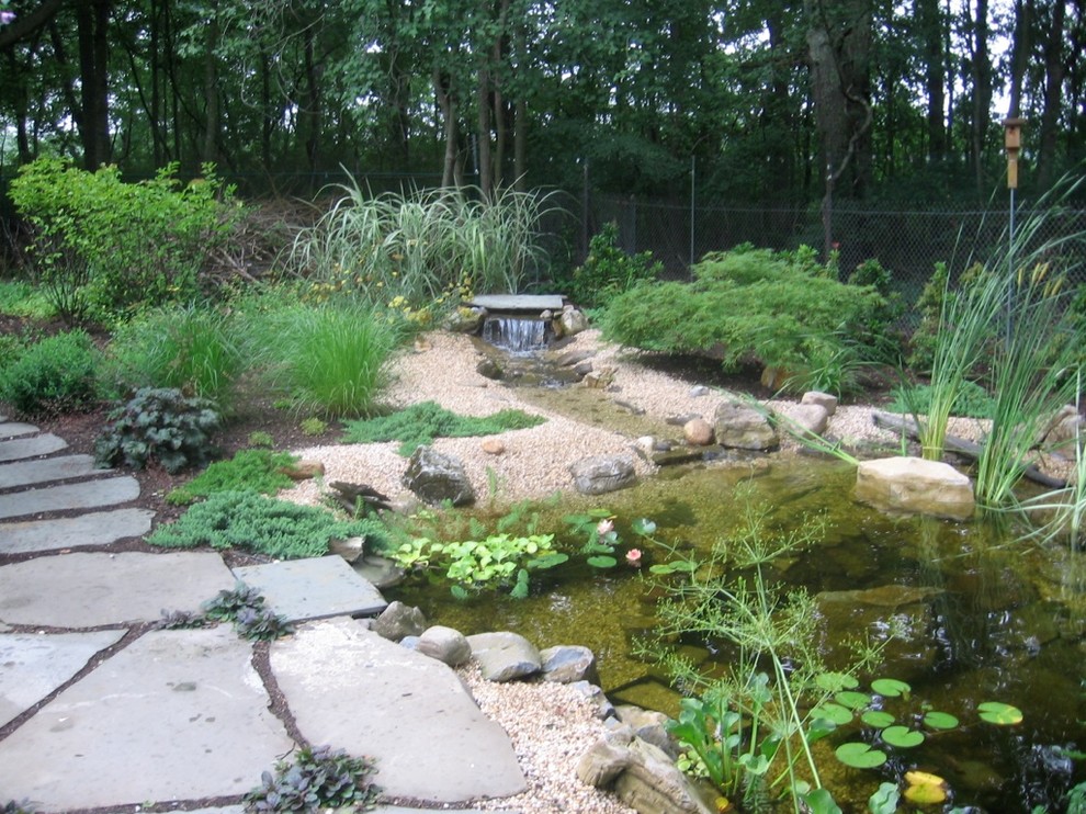 Idee per un giardino tropicale esposto in pieno sole nel cortile laterale in estate con pavimentazioni in pietra naturale