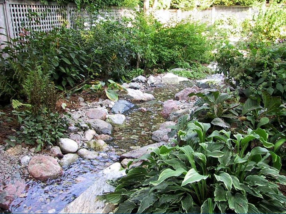 Inspiration för en mellanstor orientalisk trädgård i delvis sol på våren, med en damm