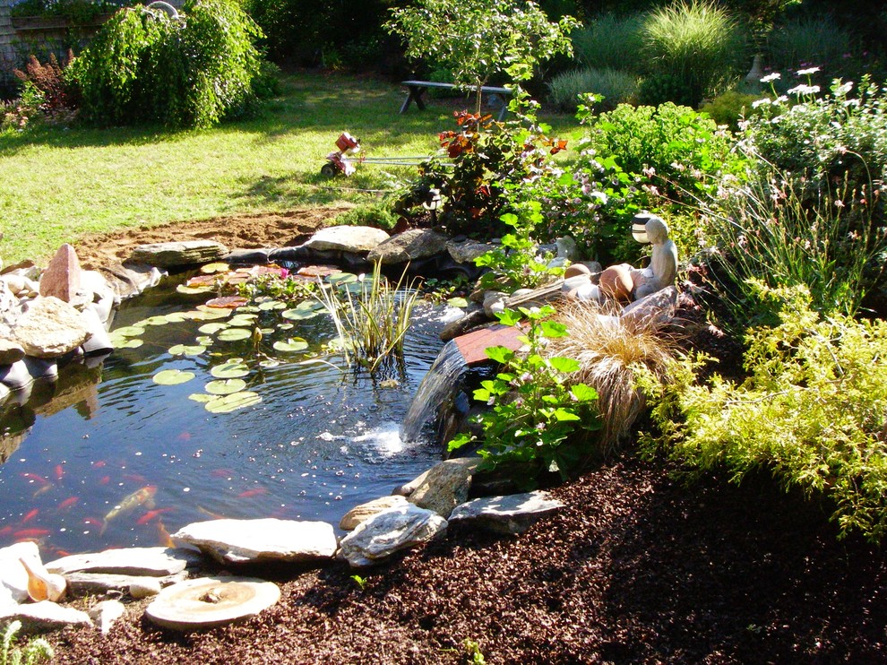 Esempio di un giardino tradizionale esposto a mezz'ombra di medie dimensioni e dietro casa in primavera con pavimentazioni in pietra naturale