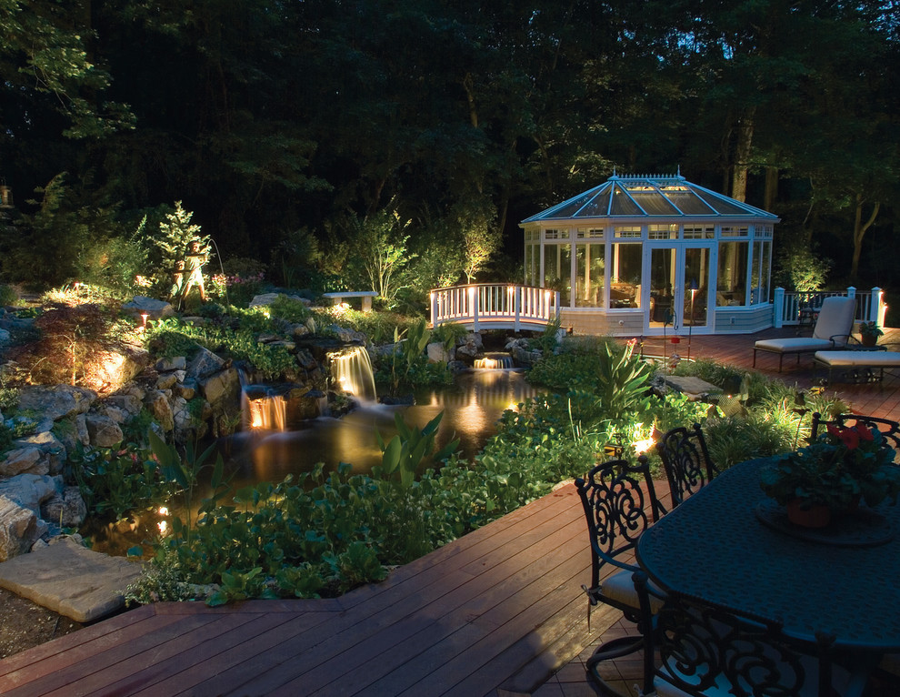 Asiatischer Garten hinter dem Haus mit Wasserspiel und Natursteinplatten in Richmond