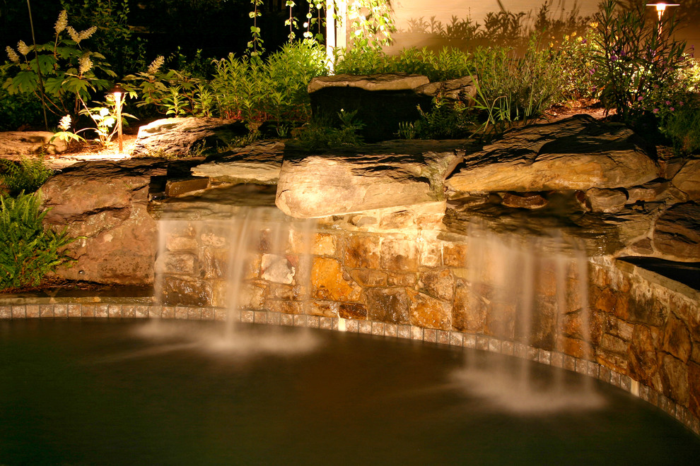 Klassischer Garten hinter dem Haus mit Wasserspiel und Natursteinplatten in Richmond