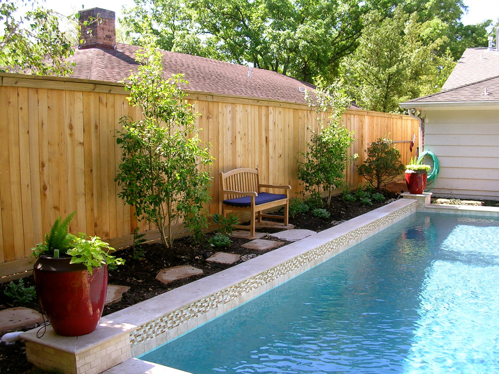 Источник вдохновения для домашнего уюта: бассейн на заднем дворе в классическом стиле