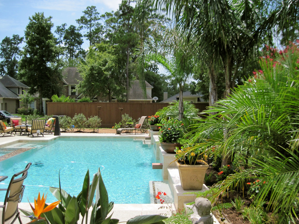 Idee per un giardino tropicale esposto in pieno sole dietro casa in estate