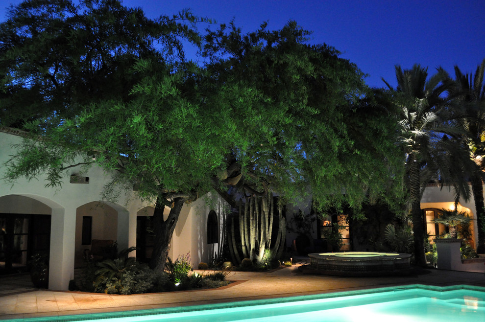 Großer, Halbschattiger Mediterraner Garten hinter dem Haus mit Natursteinplatten in Phoenix