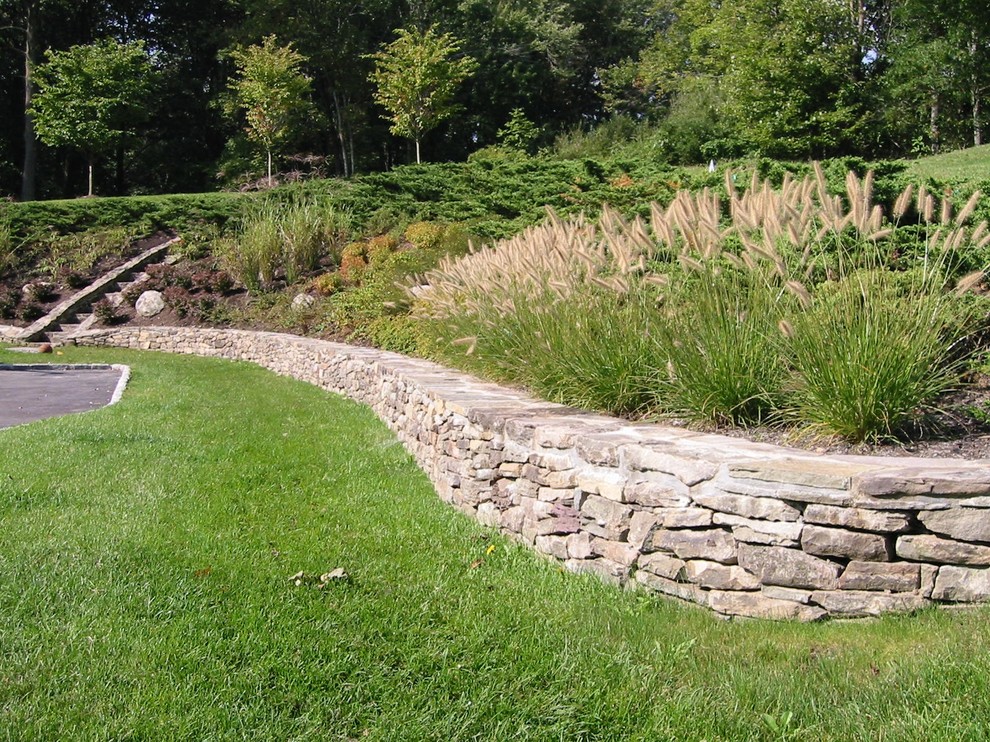 Foto di un giardino formale chic esposto a mezz'ombra di medie dimensioni e dietro casa in primavera con un ingresso o sentiero e pavimentazioni in pietra naturale