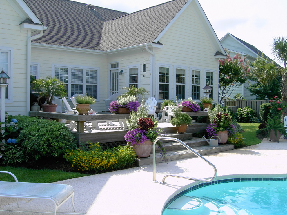 Immagine di un grande giardino moderno esposto in pieno sole dietro casa in estate con pedane