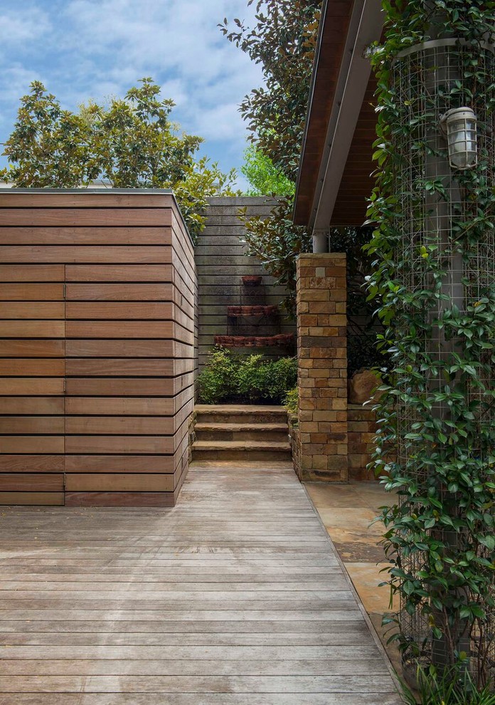 Diseño de jardín minimalista grande en patio trasero con fuente y entablado
