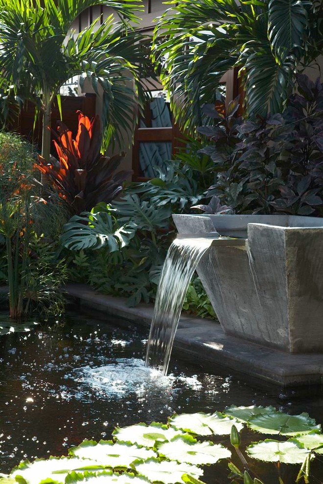 Esempio di un giardino tropicale con fontane