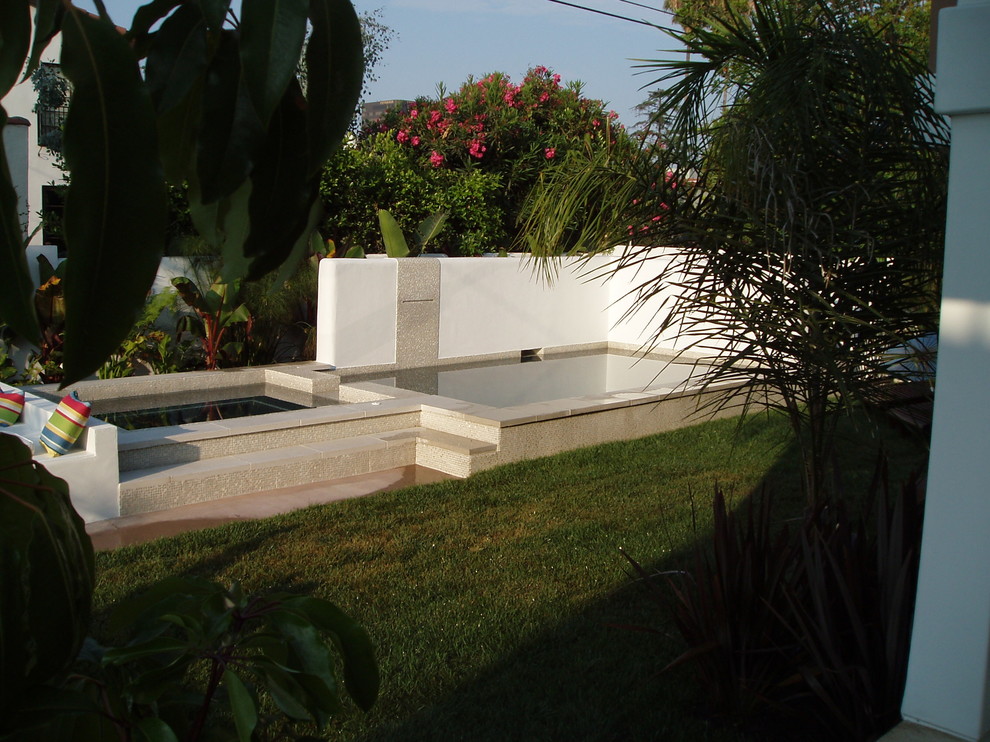 Стильный дизайн: солнечный, летний регулярный сад среднего размера на заднем дворе в современном стиле с местом для костра, хорошей освещенностью и покрытием из каменной брусчатки - последний тренд