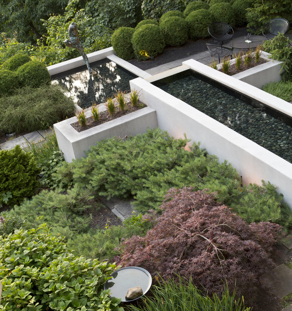 Photo of a contemporary garden in Cleveland.