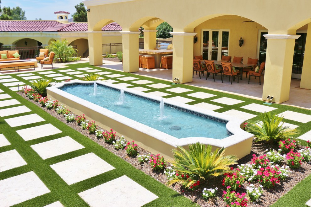 Mittelgroßer Mediterraner Garten hinter dem Haus mit Wasserspiel, direkter Sonneneinstrahlung und Betonboden in Phoenix