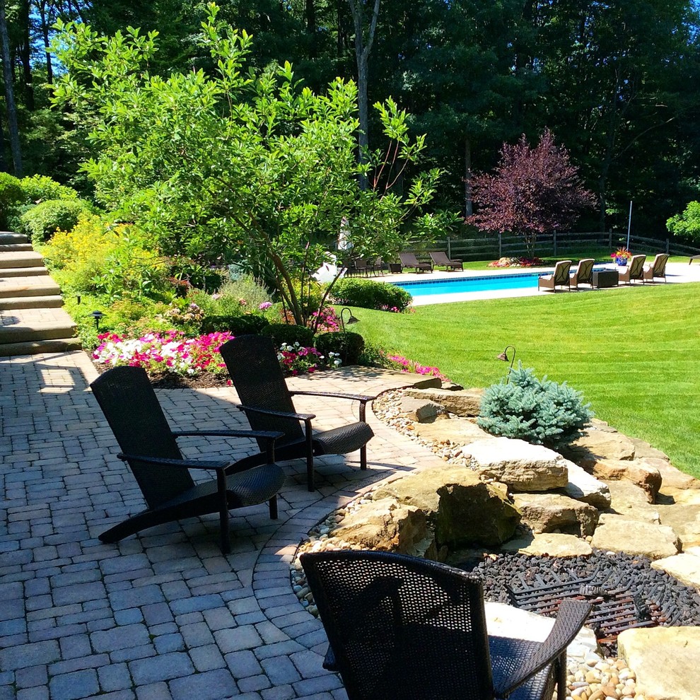 Design ideas for a contemporary landscaping in Cleveland.