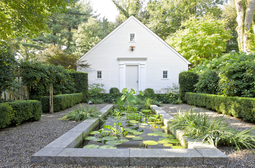 Idéer för att renovera en vintage trädgård, med en damm och grus