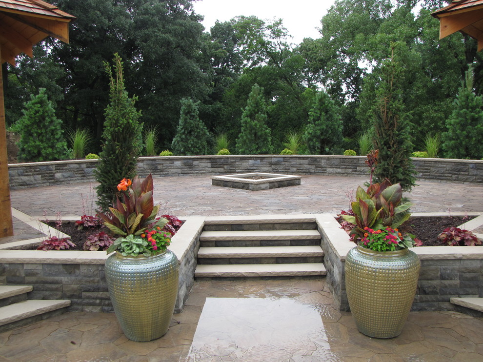 Стильный дизайн: большой летний участок и сад на заднем дворе в классическом стиле с местом для костра и мощением клинкерной брусчаткой - последний тренд