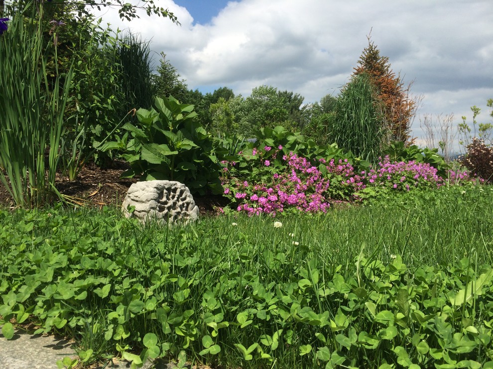 Immagine di un piccolo giardino chic esposto a mezz'ombra dietro casa in estate con pavimentazioni in pietra naturale