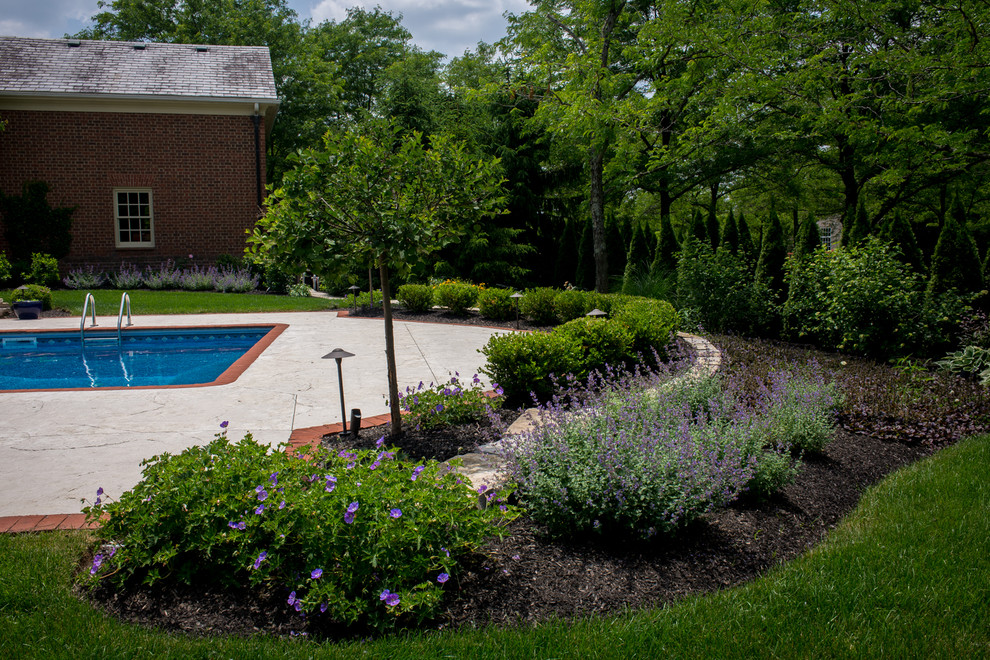 Design ideas for a large traditional partial sun backyard mulch landscaping in Columbus.