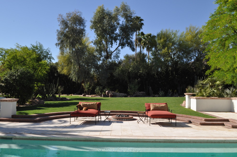 Esempio di un ampio giardino formale mediterraneo esposto in pieno sole dietro casa in estate con un focolare e pavimentazioni in pietra naturale