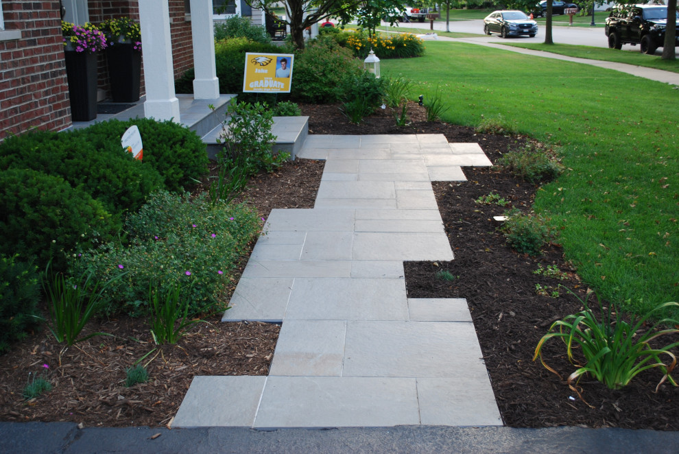 This is an example of a traditional front garden in Chicago with a pathway.